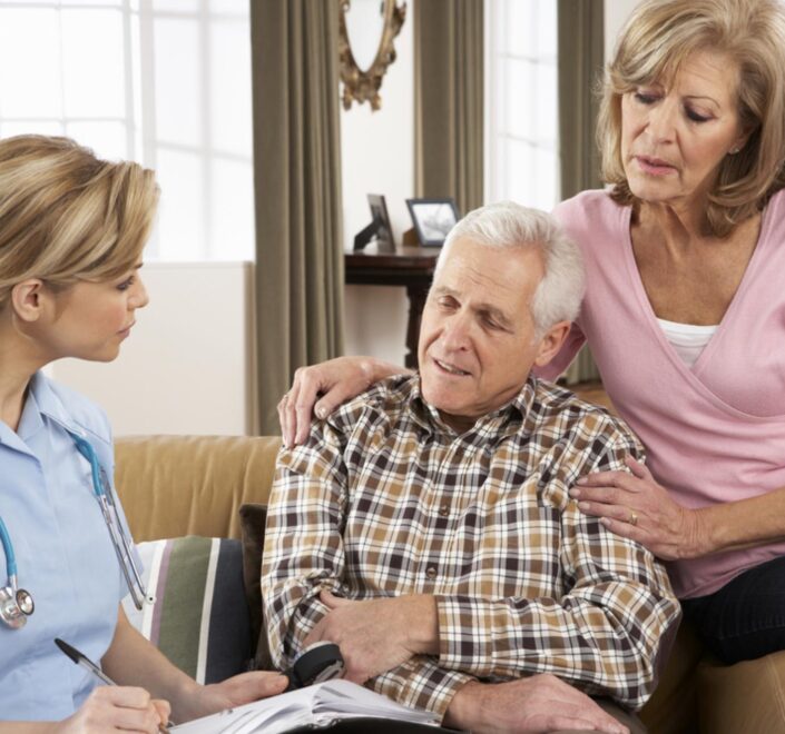 ouder echtpaar in gesprek met zorgverlener