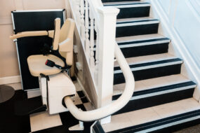 Witte trap met traplift