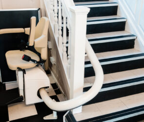 Witte trap met traplift