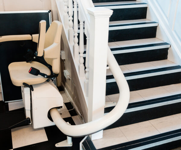 Witte trap met traplift
